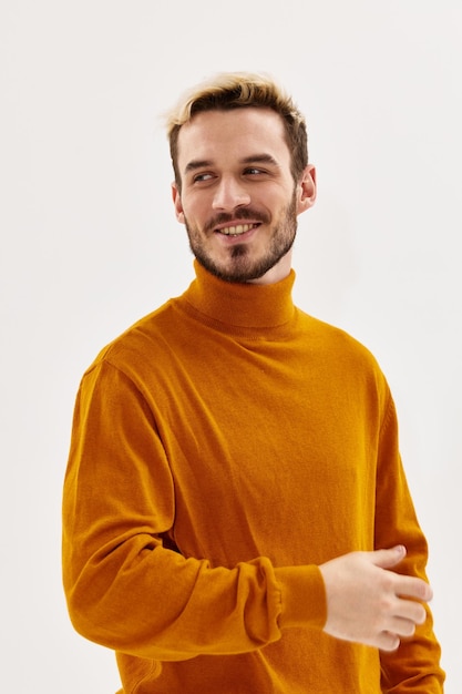 Фото Улыбающийся человек в свитере, модной одежде, образ жизни, обрезанный вид
