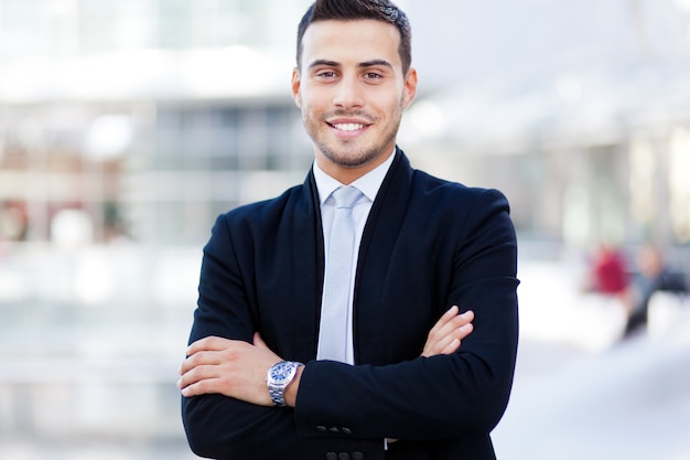 Photo smiling young business man portrait