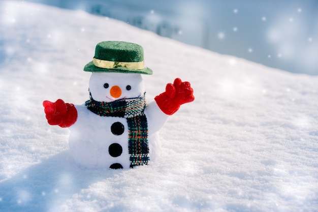 Снежный человек стоит среди кучи снега. Снежная хлопья падает. Счастливого Рождества и счастливого русского