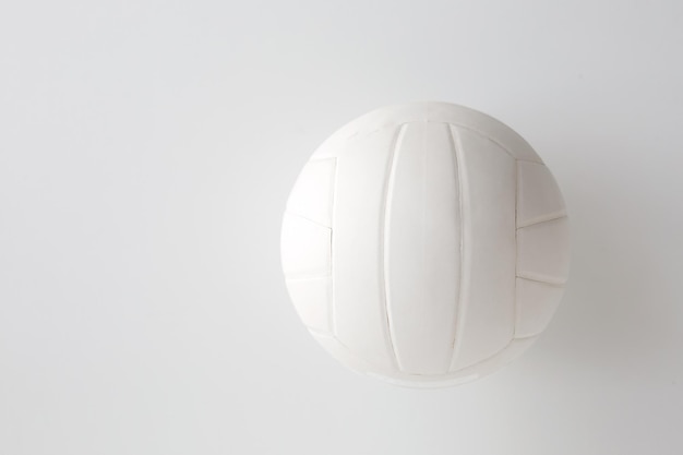 Foto concetto di sport, fitness, gioco, attrezzatura sportiva e oggetti - primo piano della palla da pallavolo su bianco
