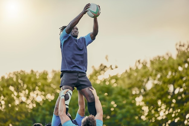 Foto sportmannen en rugby en spring met team op veldspel met energie en fitnessbal en actie buiten trainingsoefening en professionele wedstrijdsportclub met mannelijke groep en actief