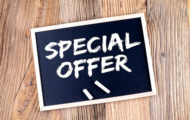 Photo special offer text on a chalkboard on the wooden background