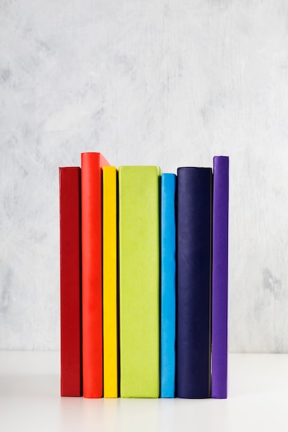 Стопка красочных книг радуги