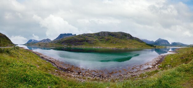 Летняя пасмурная морская панорама Норвегия Лофотенские острова