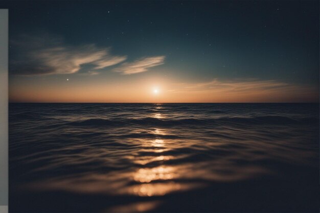 солнце садится над океаном, заходя за горизонт.