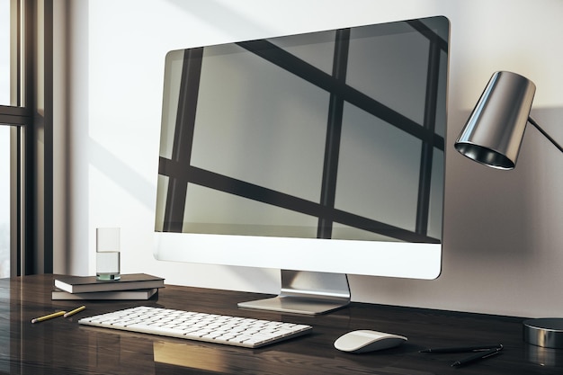 Фото Солнечное современное рабочее место с компьютерным деревянным столом и лампой mockup 3d rendering