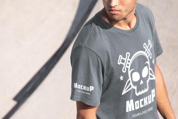 Jonge mannelijke skateboarder met mock-up t-shirt