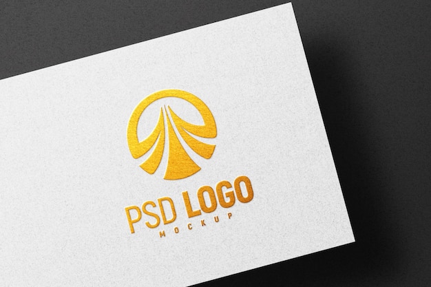 PSD gratuit maquette de logo doré en relief sur du papier blanc