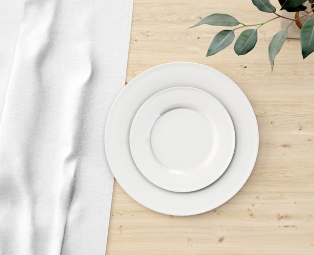 PSD gratuito vista superior plato blanco sobre mesa de madera