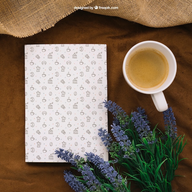 PSD gratuito composición de cubierta de libro con café y flores