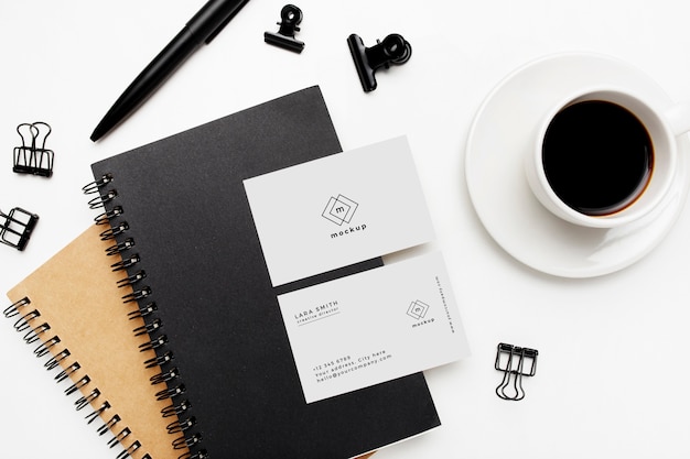 PSD gratuito escritorio de negocios elegante con maqueta de tarjeta de visita sobre fondo blanco