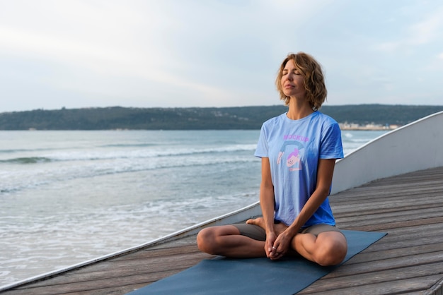 PSD frau beim yoga mit t-shirt-mockup-design