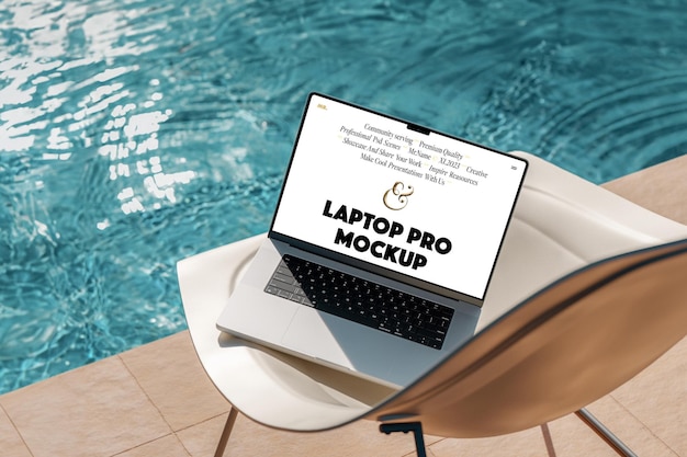 PSD laptop pro en la maqueta de la piscina
