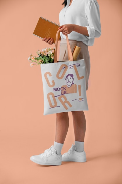 PSD mujer con una maqueta de bolsa de playa