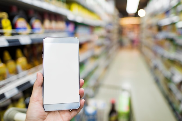 PSD navegando smartphone en supermercado