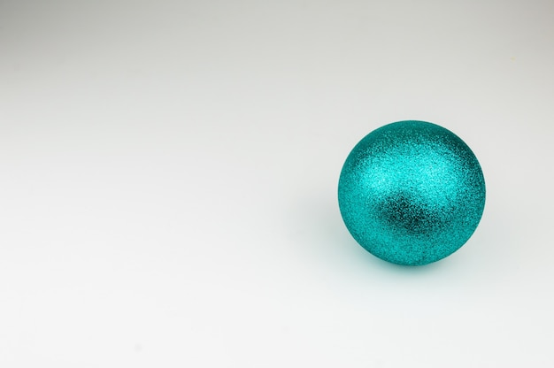 Gratis foto glanzende blauwe kerstbal op wit