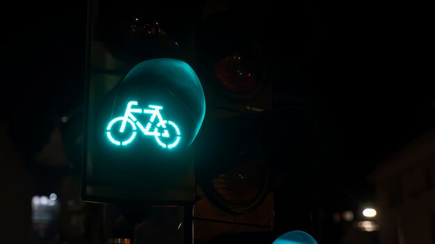 Groen verkeerslicht met fietslogo erop 's nachts in Boekarest, Roemenië