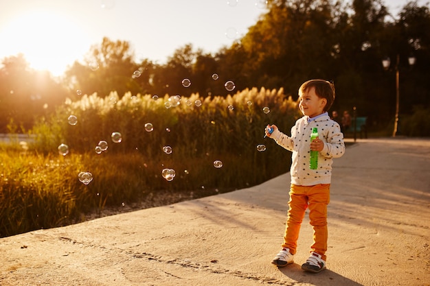 Kleine jongen spelen met zeepbellen
