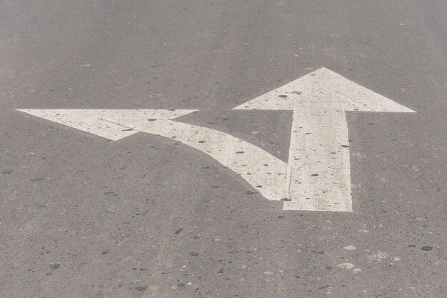 Kruispunt pijl lijnen op asfalt