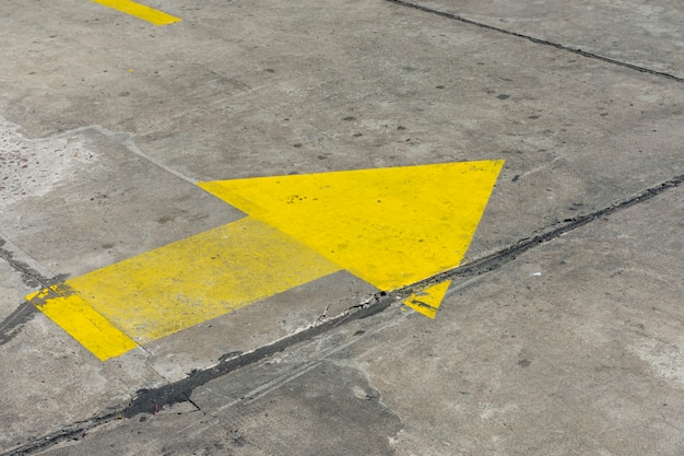 Hoge weergave geel geschilderde pijl in de straten