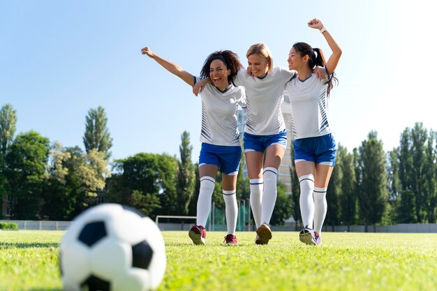 Jonge vrouwen die in een voetbalteam spelen