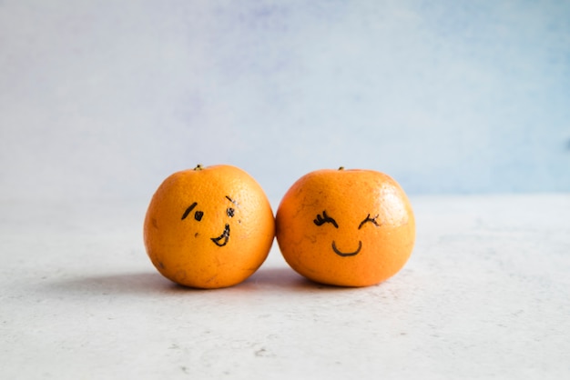 Gratis foto mandarijnen met grappige gezichten
