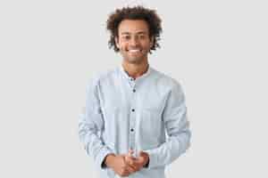 Gratis foto portret van een jonge man met krullend haar shirt dragen