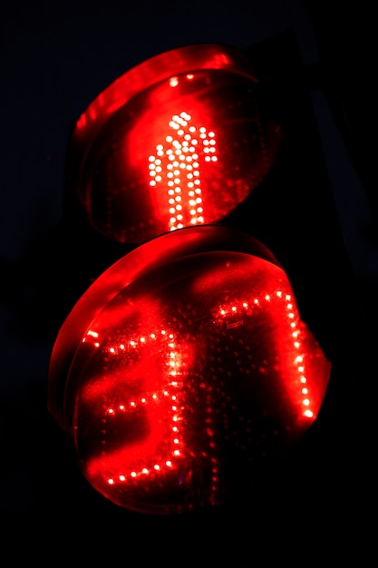 Rood lichtteken voor voetgangersoversteekplaats in de stad