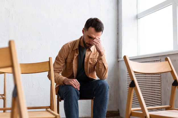 Gratis foto trieste man tijdens een groepstherapie-sessie