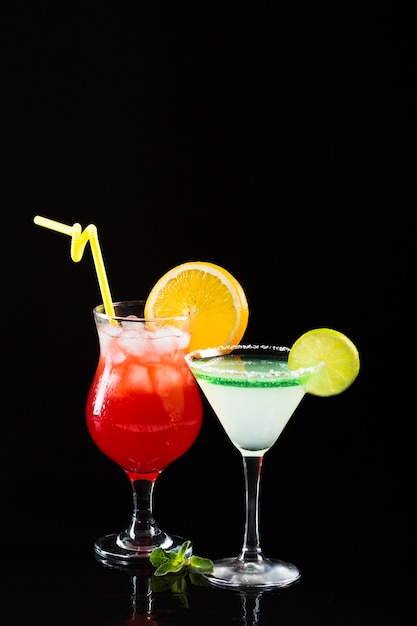 Gratis foto twee glazen cocktails met stro en exemplaarruimte