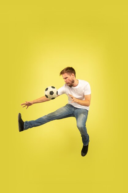 Gratis foto volledig lengteportret van gelukkige springende die mens op geel wordt geïsoleerd