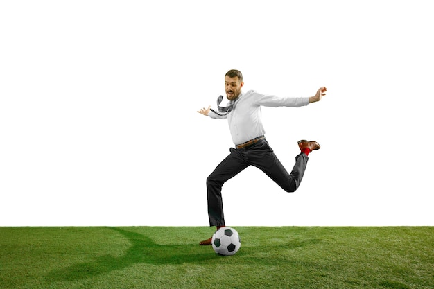 Gratis foto volledige lengte die van een jonge zakenman speelvoetbal is ontsproten die op witte achtergrond wordt geïsoleerd.