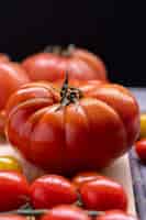 Gratis foto verticale opname van verschillende soorten tomaten