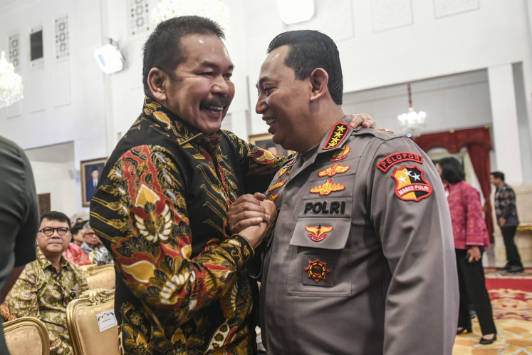 Attorney General ST Burhanuddin (left) shakes hands with National Police Chief General Listyo Sigit Prabowo while attending the launch of Government Technology or GovTech at the Electronic Based Government System (SPBE) Summit 2024 at the State Palace, Jakarta, Monday (27/5/2024). President Joko Widodo launched the GovTech integrated public service system platform called INA Digital which integrates public services from various government agencies