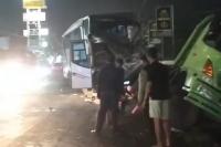 Bus Seruduk Truk Tronton Ganti Ban di Sleman, 6 Orang Terluka