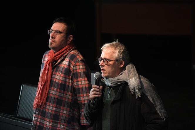 Fred Dewilde (à gauche) lors de la première de « Panser ma vie, spectacle survivant », à L’Imaginaire de Douchy-les-Mines (Nord), le 15 novembre 2019.
