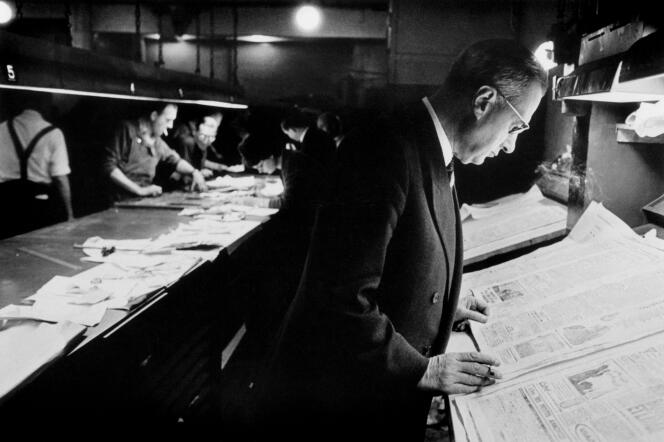 Hubert Beuve-Méry, fondateur et premier directeur du « Monde », dans les locaux du journal, rue des Italiens, à Paris, en 1961.