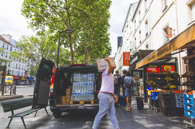 Un livreur ravitaillant une épicerie, à Paris, le 20 juillet 2023. 