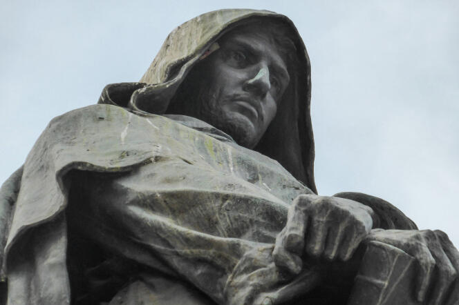 Détail de la statue de Giordano Bruno, œuvre d’Ettore Ferrari (1889), à Rome.