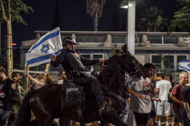La police montée israélienne intervient lors d’une fin de manifestation à Tel-Aviv, le 15 juin 2024.