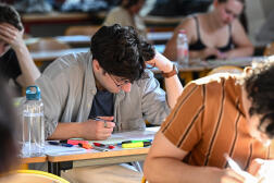 Des lycéens lors de l’épreuve de philosophie dans le cadre des épreuves du baccalauréat, à Paris, le 14 juin 2023.
