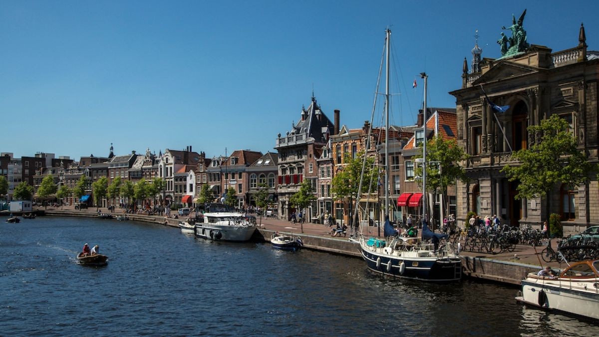 Das Teylers-Museum in Haarlem liegt direkt am Fluss Spaarne.
 
