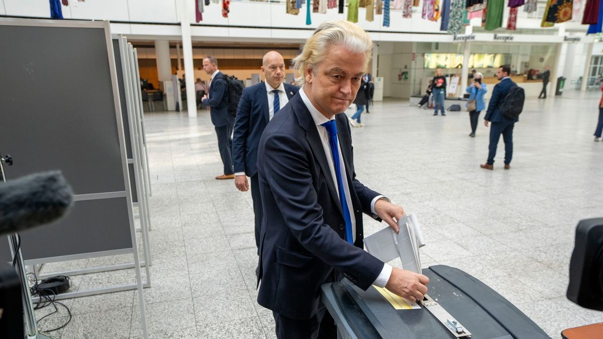 Geert Wilders von der radikal-rechten Partei für die Freiheit (PVV) gibt seine Stimme zur Europawahl ab. Ersten Prognosen zufolge liegt sein Bündnis auf Platz zwei.