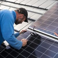 Bei der Planung einer Photovoltaik-Anlage sollten Verbraucher das Projekt vorab mit einem Energieberater durchsprechen und mehrere Angebote von Handwerksbetrieben einholen.
