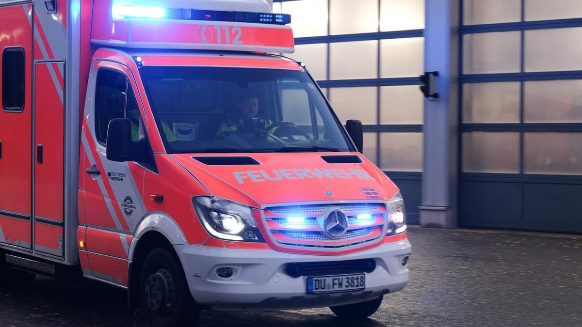Rettungskräfte brachten den Rollerfahrer nach dem Unfall in Duisburg in eine Klinik.