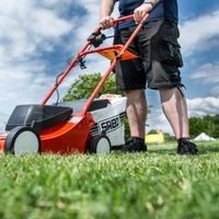 Rasenmähen in NRW: Wann man Gartengeräte benutzen darf, ist in einer bestimmten Verordnung geregelt.