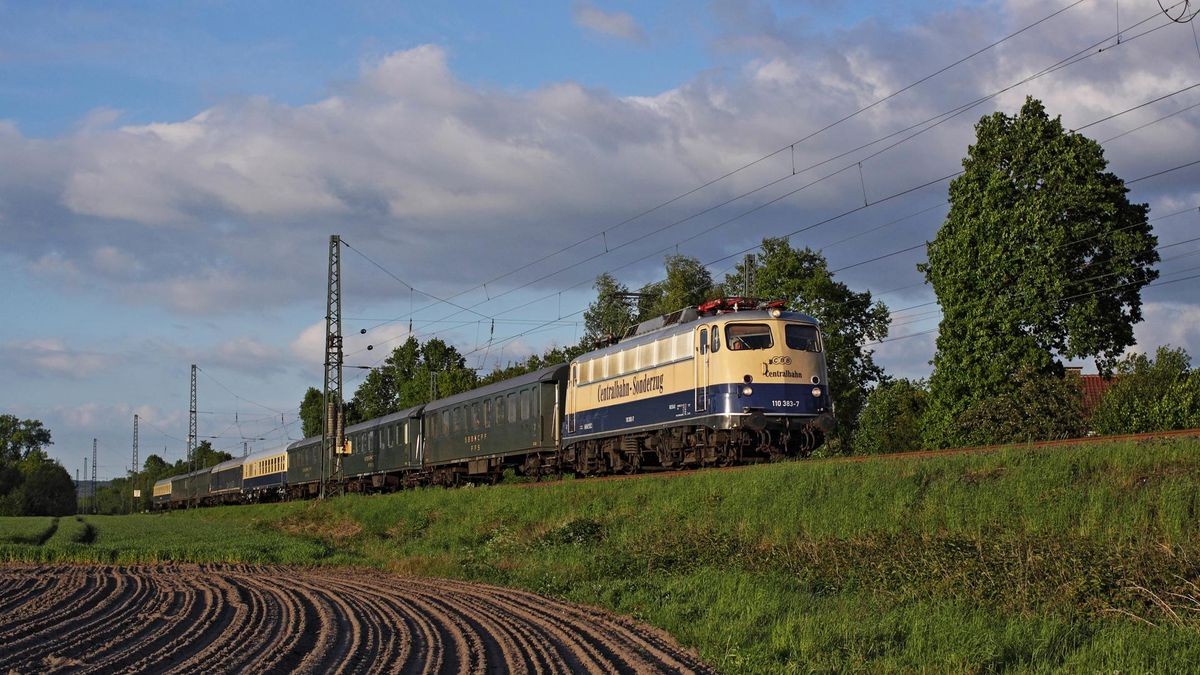  Mit einem historischen Bundesbahn-D-Zug können Fahrgäste bald eine Zeitreise erleben. Ein Zustieg ist in Duisburg und Essen möglich.