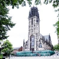 Die Aufarbeitung von „Altfällen“ sexualisierter Gewalt steht im Ev. Kirchenkreis Duisburg noch am Anfang. Der Fokus liegt seit 2022 auf der Prävention. Das Bild zeigt die Salvatorkirche, die protestantische Stadtkirche am Rathaus.