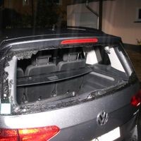 Ein Dieb zertrümmerte die Heckscheibe eines VW in Essen-Frohnhausen und griff den Halter an.