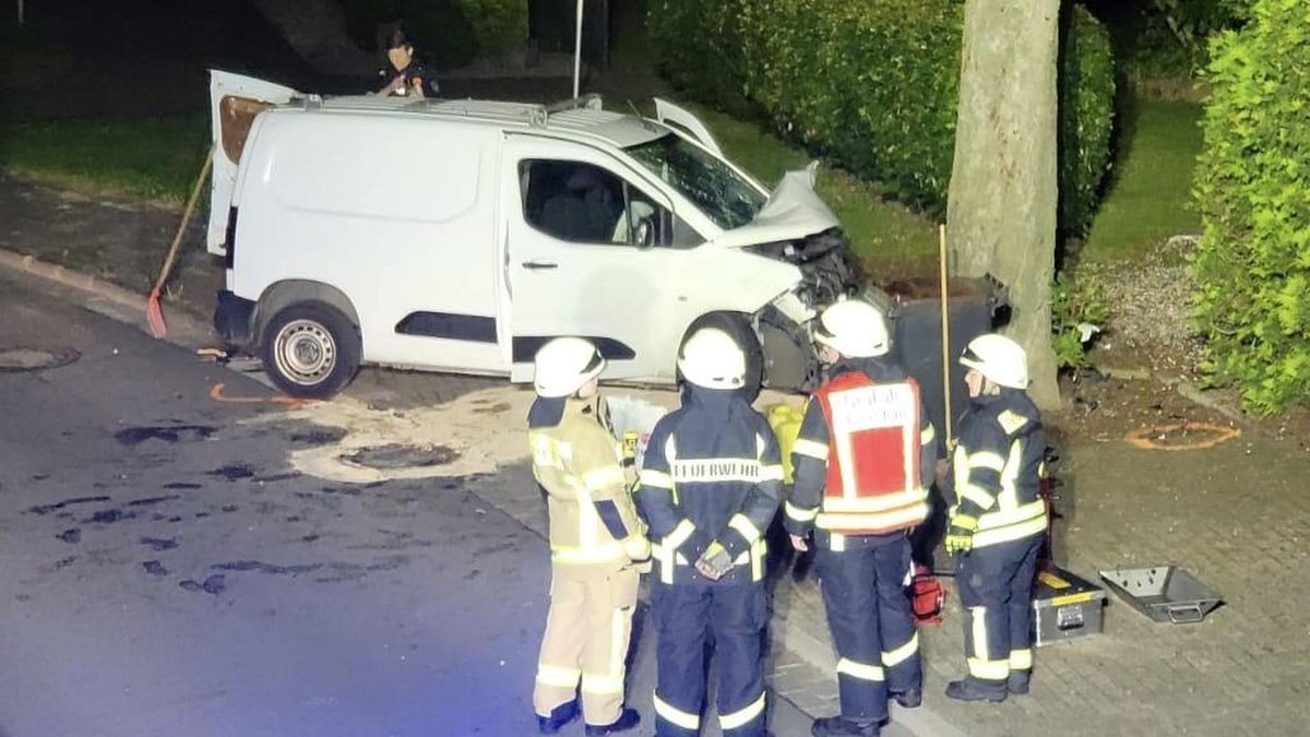 Am Mittwoch wurde um 23.50 Uhr die Löschgruppe Appeldorn zu einem Verkehrsunfall auf der Reeser Straße alarmiert. Eine Pkw-Fahrerin war in einer Kurve vor einen Baum gefahren. Anwohner hatten den Aufprall gehört und die Feuerwehr alarmiert.